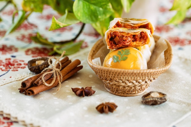 Foto pasticceria cinese o mooncake o torta di hong kong ripiena di maiale rosso arrosto cinese e tuorlo d'uovo salato