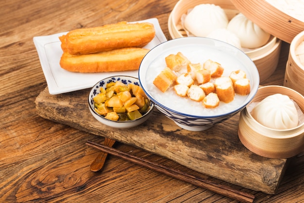 中国のお粥の朝食セット、揚げパンスティック、白いお粥、