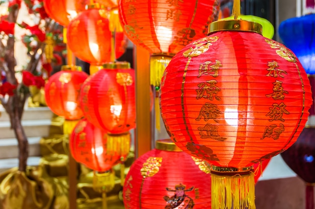 Lanterne rosse cinesi decorate