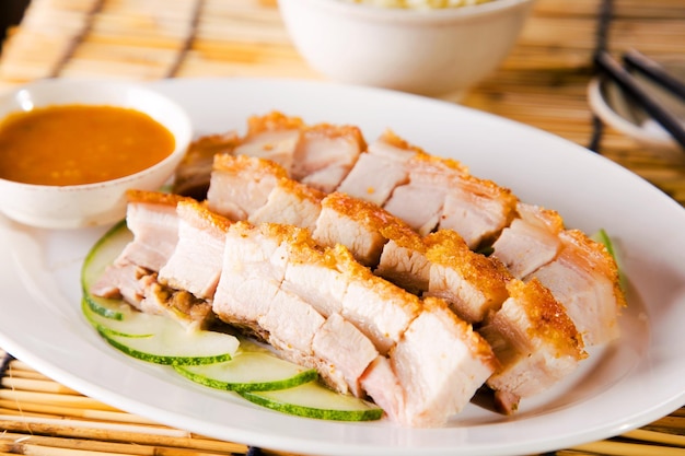 米と一緒に提供される中国製の焼き豚肉