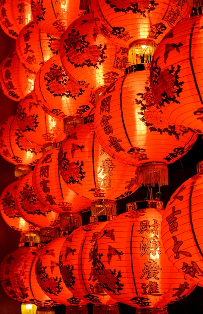 Chinese rode lantaarn die bij nacht wordt verlicht
