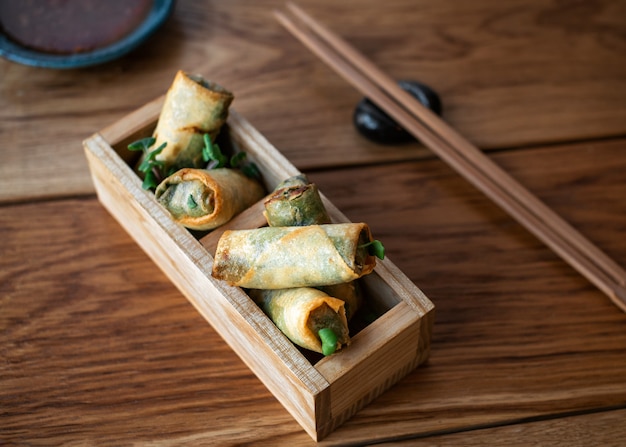 Photo chinese spring rolls with sweet sauce fried vietnamese spring rolls with sweet chili sauce asian