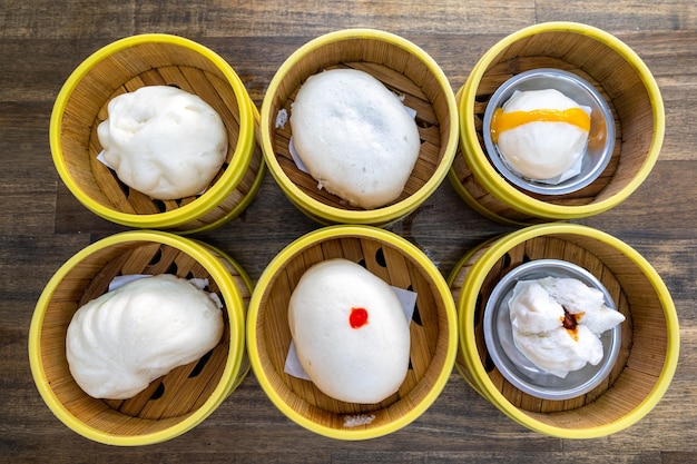 접시와 대나무 바구니에 중국 찐 만두아침 식사 중국 음식 스타일