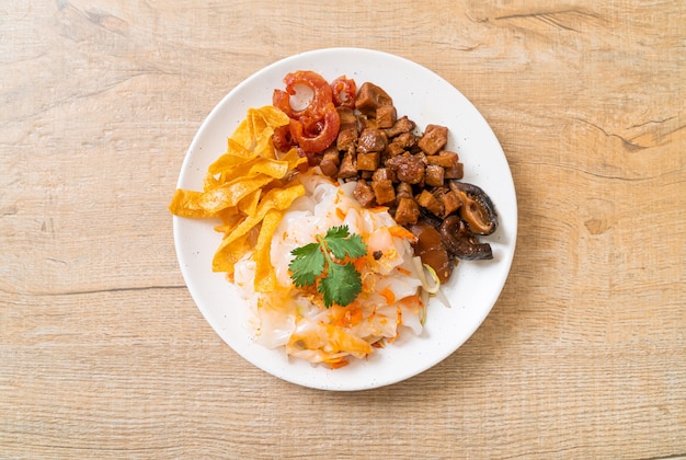 돼지 고기와 두부를 곁들인 중국식 쌀국수, 달콤한 간장, 아시아 음식 스타일