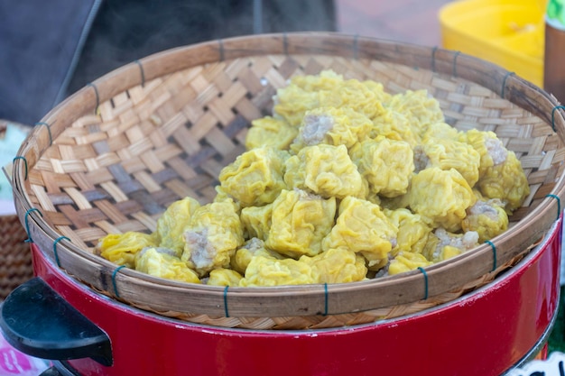 竹の器に入ったエビの中華蒸し点心