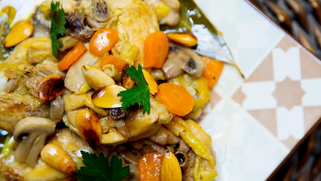 Курица по-китайски, приготовленная с соусом, овощами и миндалем.