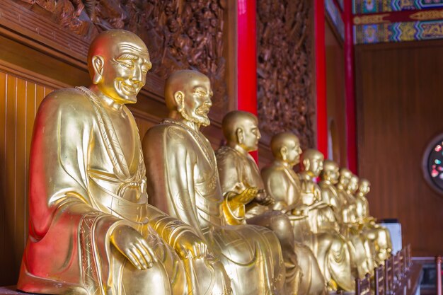 논 타 부리의 드래곤 사원에서 중국 스타일 황금 불상