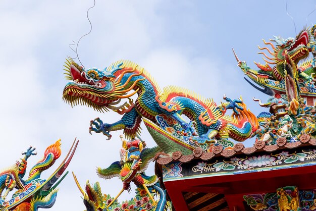 Foto tempio in stile cinese con una statua di drago sulla piastrella del tetto