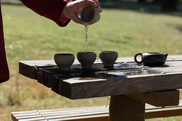 写真 中国の茶道木製の背景に粘土とボウルで作られたセラミックティーポット