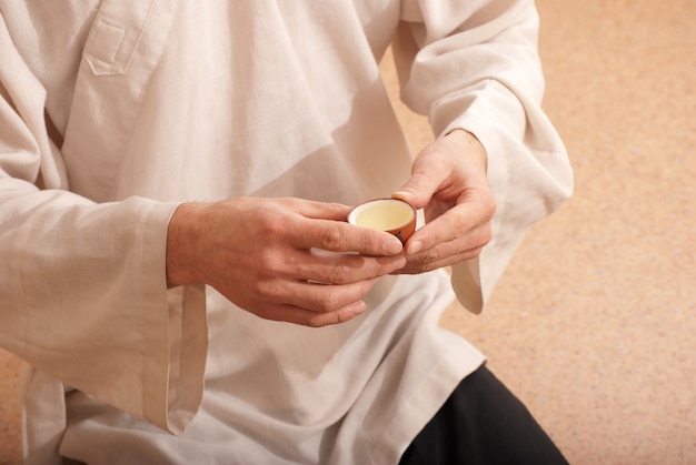 Китайскую чайную церемонию проводит чайный мастер в кимоно.