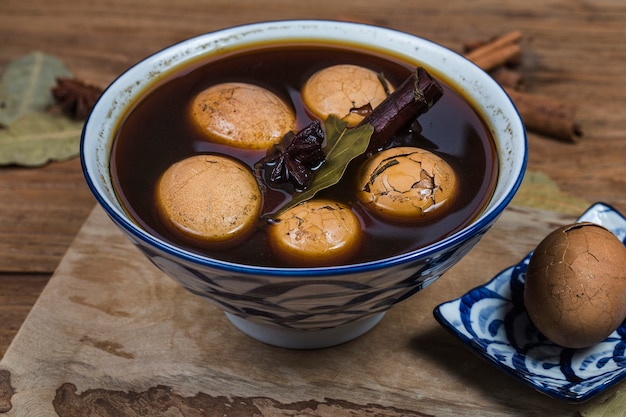 中国の茶卵、茶葉、黒茶の卵をスパイスで茹でた