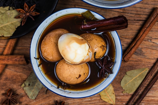 中国の茶卵、茶葉、黒茶の卵をスパイスで茹でた