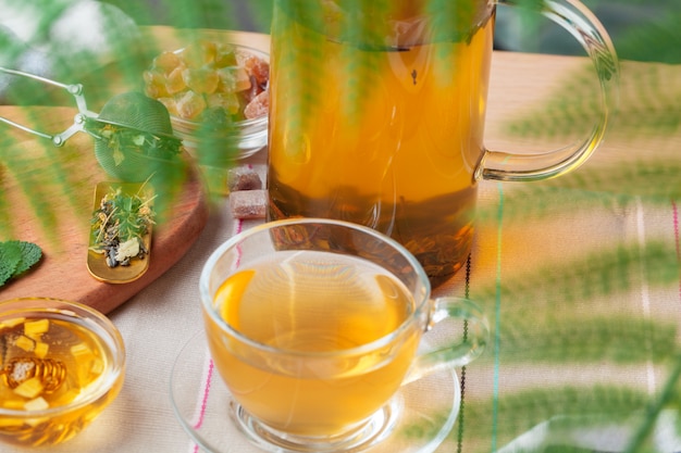 Китайский чай чайник лимон имбирь мед на легкую скатерть. Чайная церемония