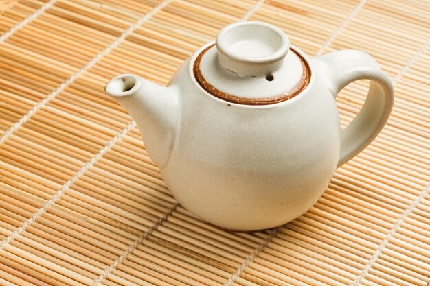 Китайский чайник на бамбуковой циновке