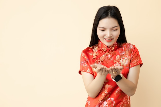 Китайская девушка-подросток рука дает пожертвование позы, одевая традиционное платье