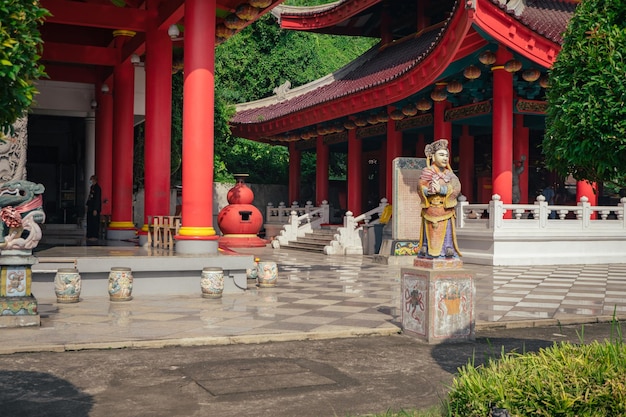 Chinese tempel met beschermerstandbeeld bij de viering van het Chinese nieuwe jaar.