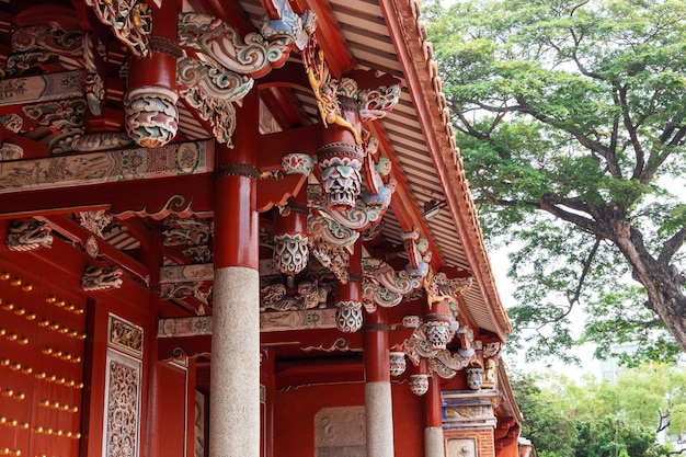 Chinese tempelcolonnade met prachtig houtsnijwerk.