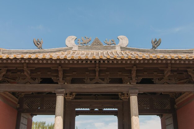 Photo chinese temple gate with animal figures on the top