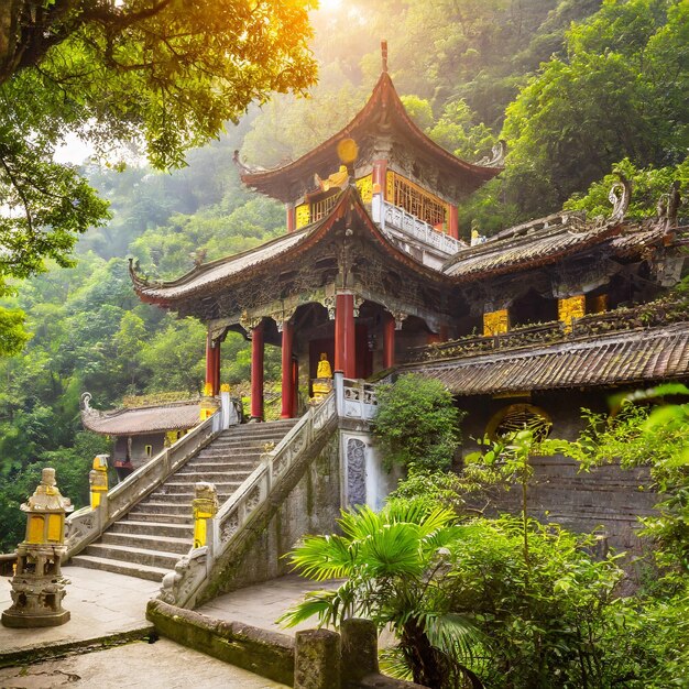 Photo chinese temple in the jungle