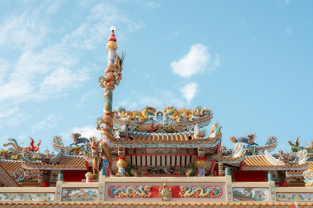 중국 새 해에 중국 사원 지붕과 푸른 하늘과 구름
