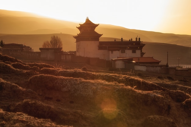 Foto tempio cinese o stile tibet e punti di riferimento luogo pubblico a ganzi, sichuan, cina