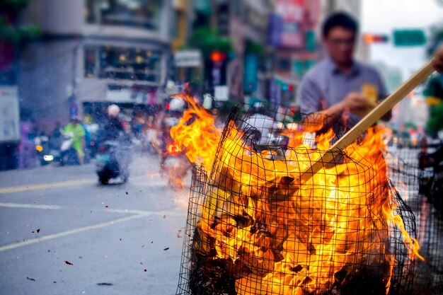 Chinese tradities, religieuze gebruiken, Zhongyuan Purdue, Chinees spookfestival, gelovigen, brandend papiergeld