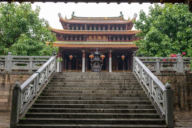 사진 빗속의 중국 전통 불교 건축물, '마하비라 홀'이라고 적힌 현판