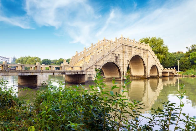中国の伝統的な建物の橋