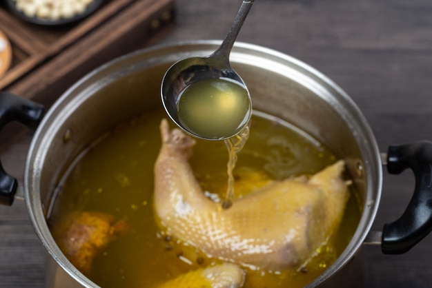 中国の伝統料理、おいしいチキン煮込みスープ