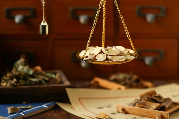 Photo chinese traditional herbal medicine in steelyard. translation reads as chinese herbal therapy.