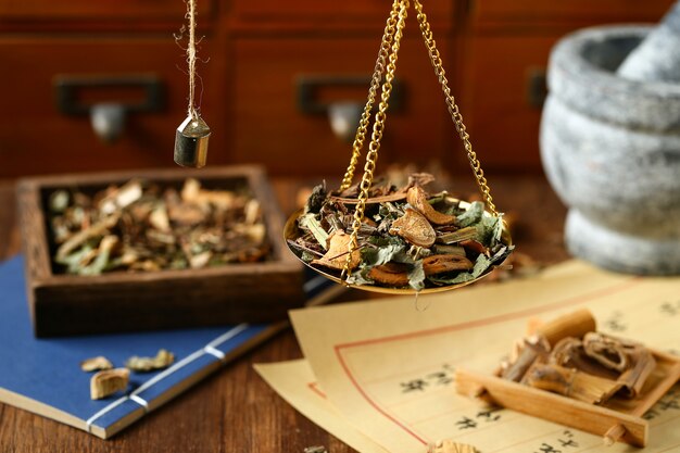 Photo chinese traditional herbal medicine in steelyard translation reads as chinese herbal therapy