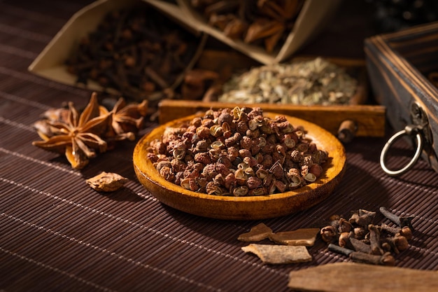 Photo chinese traditional seasoning five spice powder and raw materials on retro background