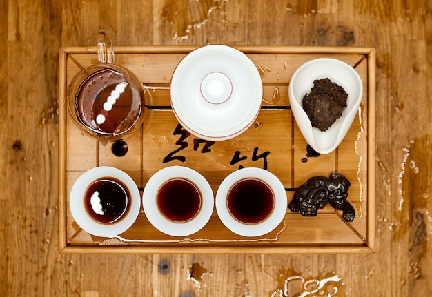 쟁반에 용과 채워진 주전자 컵이 있는 중국 전통 차 쟁반. 고품질 사진
