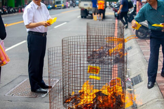 Chinese traditions, religious customs, Zhongyuan Purdue, Chinese Ghost Festival, believers, burning paper money