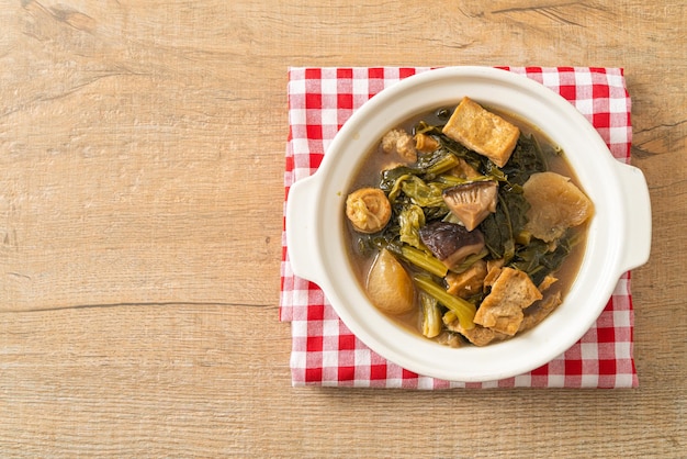 두부 또는 야채 수프의 혼합물을 곁들인 중국 야채 스튜 - 완전채식 및 채식주의 음식 스타일