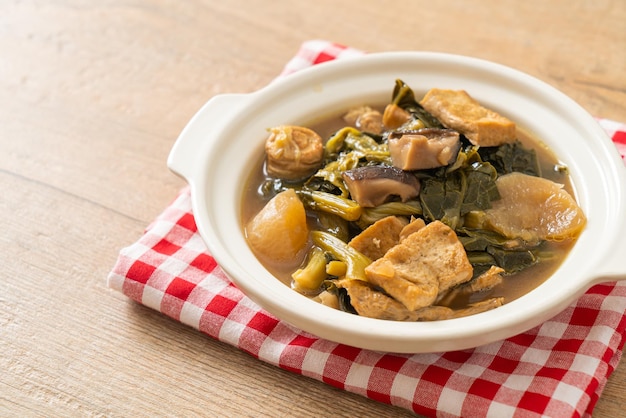 Китайское овощное рагу с тофу или овощной суп - веганский и вегетарианский стиль питания