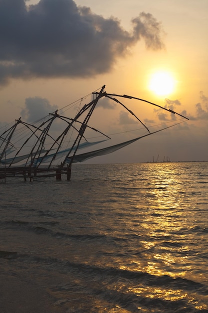 Chinese visnetten op zonsondergang Kochi Kerala India