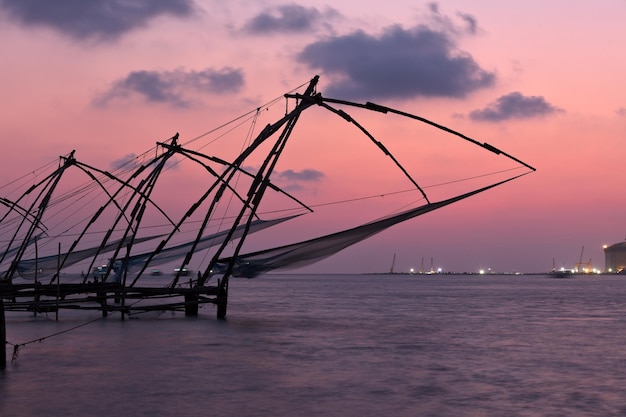 Chinese visnetten op zonsondergang Kochi Kerala India