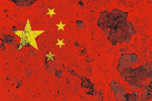 Chinese vlag op een beschadigd oud betonnen muuroppervlak