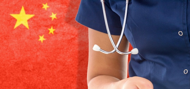 Chinese vlag vrouwelijke arts met stethoscoop, nationaal gezondheidszorgsysteem