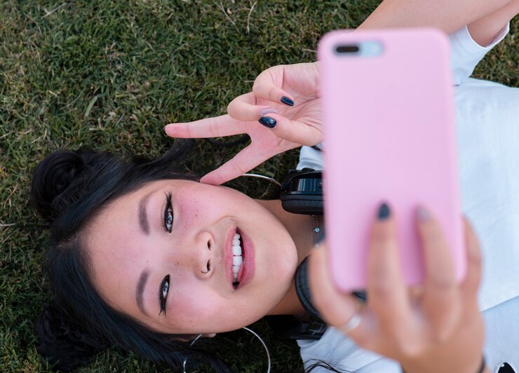 Chinese vrouw die foto's op het gras neemt