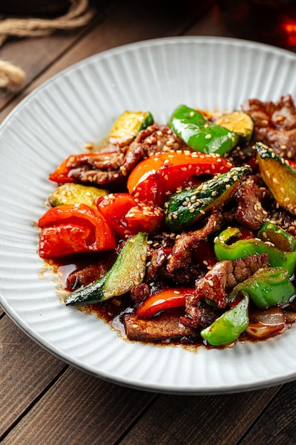 Китайский теплый салат из говядины с овощами