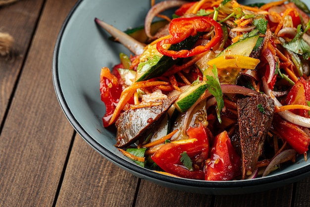 Insalata di manzo cinese calda con verdure