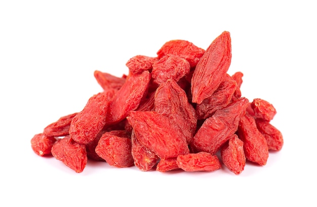 Bacche di lupo cinesi isolate su fondo bianco mucchio di bacche di goji essiccate