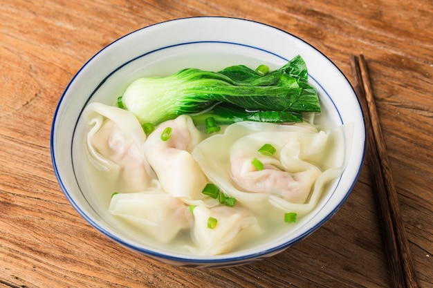 Chinese wontonbol in duidelijke soep