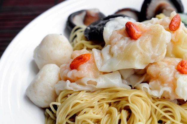 中国の黄色い餃子ワンタン麺