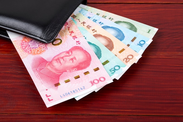 Chinese yuan op een houten tafel