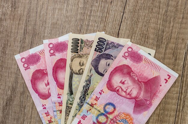 Yuan cinese contro yen giapponese sulla scrivania