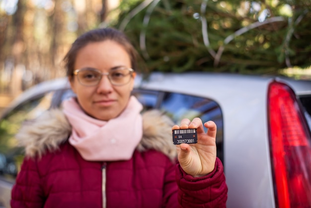 Foto chip per albero di natale con licenza in una mano di una ragazza