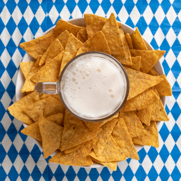 Chips en bier op Oktoberfest-achtergrond